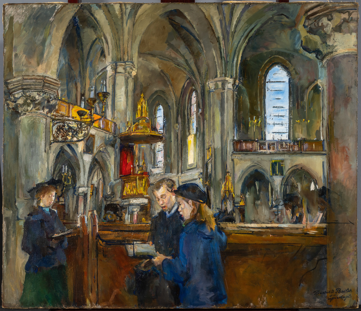 To kvinner og en mann synger fra salmebøker i en kirke. Prekestol og buete kor i gotisk stil.  