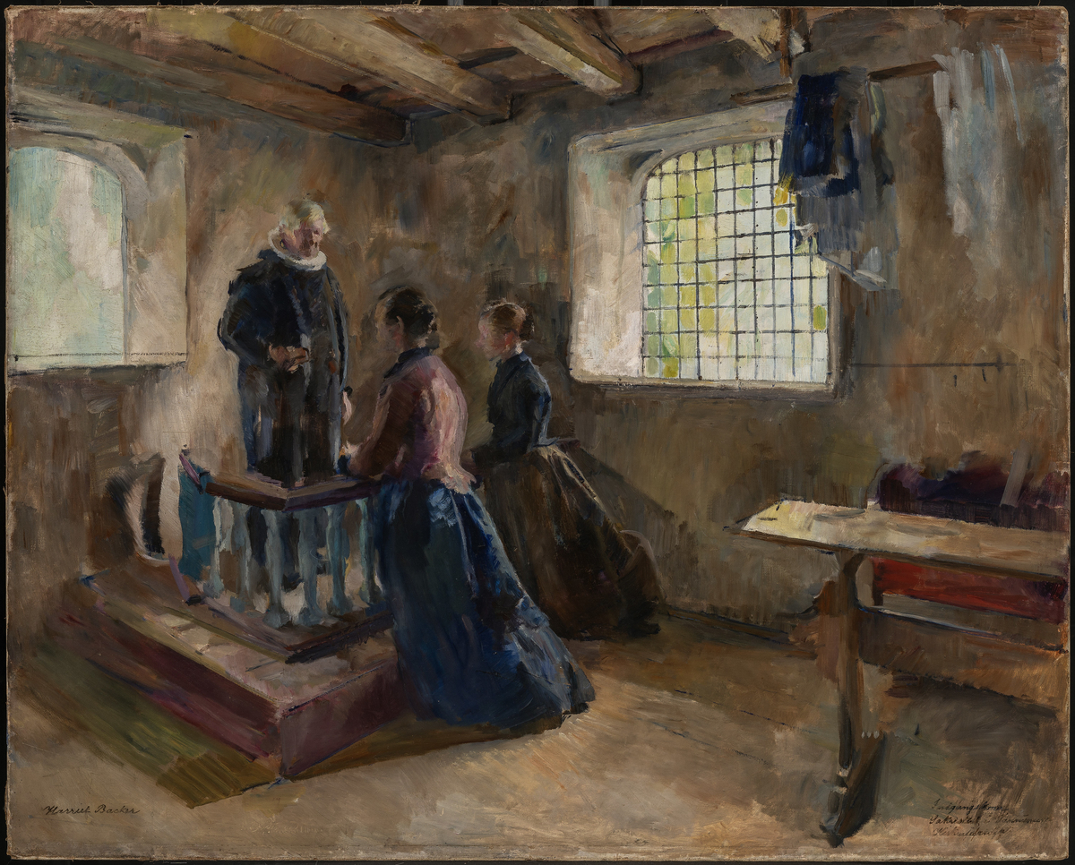 To kvinner kneler ved alterring foran en prest til venstre. Lyset fra ett vindu faller mykt inn i rommet. 