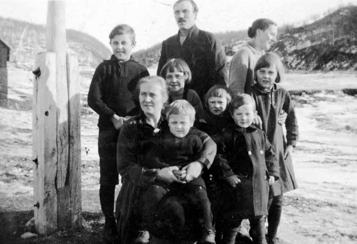 Familie i Sandsvik ved flaggstanga