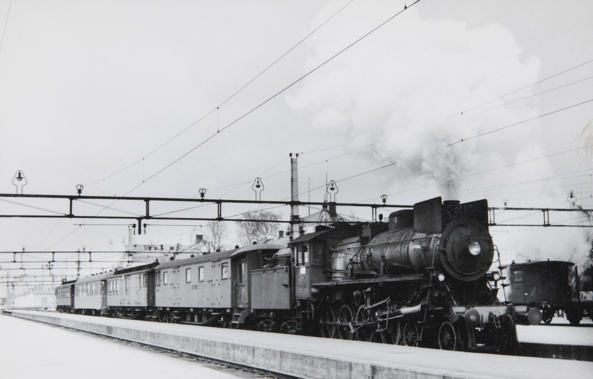 Postkort, Hamar jernbanestasjon, jernbanespor,  type 26a nr. 217 med tog 30, damplokomotiv med jernbanevogner, Hamar - Røros - Trondheim. Rørosbanen,