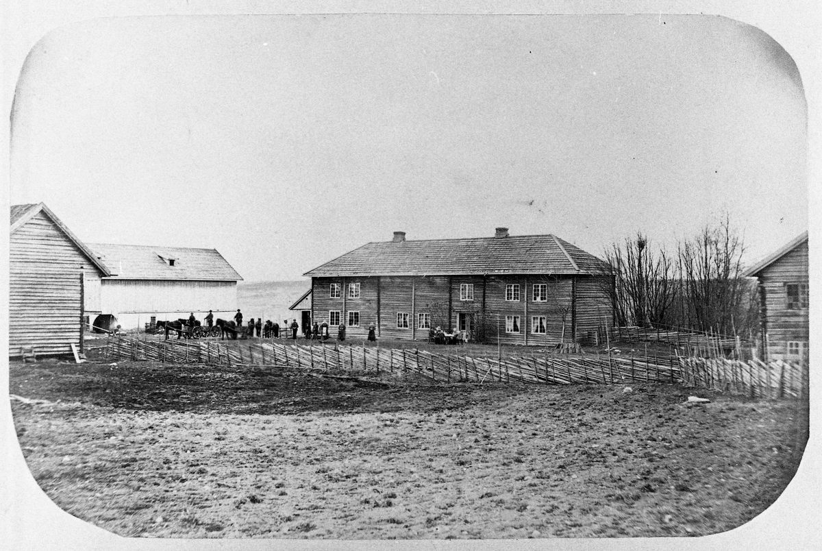 juls-narum-i-kolbu-ca-1875-bildet-viser-g-rdsplassen-og-husene-og-en