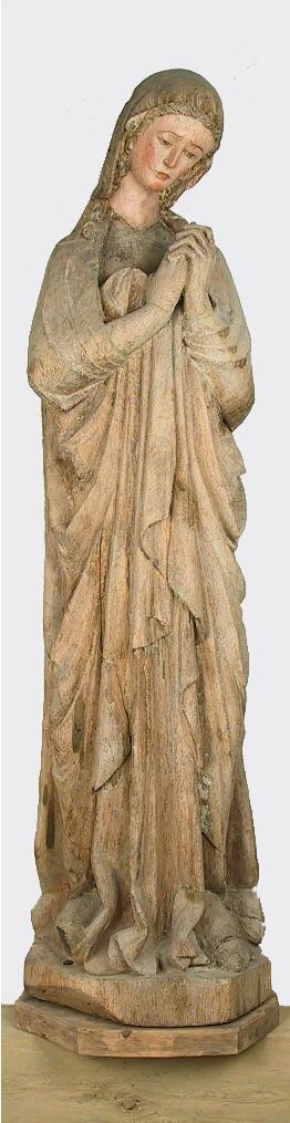 Skulptur av trä föreställande stående helgon, den sörjande Maria - den så kallade "Öjamadonnan". Har ursprungligen flankerat triumfkrucifixet tillsammans med en skulptur av den sörjande Johannes i Öja kyrka.

Hon bär en lång klädnad med veckrik mantel som går upp över huvudet i ett dok och nästan helt täcker det fint vågiga håret. Dokets tyg rullas samman på axlarna i fint skurna snäckformade voluter. Enligt medeltidens mode för fotbeklädnader är hon iförd skor med spetsig avslutning framtill. Händerna är knäppta framför bröstet. Hon böjer sig lätt mot vänster, mot korset, i en position som erinrar om den antika kontraposten.

Skulpturen var tidigare övermålad med bronsfärg, och efter rengöring framträdde viss originalmålning - speciellt i ansiktet, men även på klädedräkten. Bäst bevarad är ansiktets karnation som är ljust rosa med hakan och kinderna tonade i djupare rosa färg och intensivt röd färg på läpparna. Skulpturens baksida är urtagen och där sitter en tunn träskiva över urtagningen.

Enligt Roosval i "Medeltida konst i Gotlands Fornsal" är bilden skuren i ek av den så kallade "Öjamästaren", som fått sitt namn av framställningen av kalvariegruppen i Öja kyrka vari denna skulptur ingår. Skulpturen dateras av Roosval till unggotiken, cirka 1260-1295.

Äldre forskning har fört henne till en fransk eller franskinfluerad mästare. Nyare forskning har däremot framhållit att verket företer tyska stilinfluenser med franskt ursprung som förmedlats till Gotland via Sachsen-Westfalen. Man kan dock inte med säkerhet uttala sig i proveniensfrågan.

Enligt originalkatalogen är madonnan köpt år 1843 av konsul C J Chausseur, vilken fått den efter sin morfar kyrkoherden i Öja, Nils Herlitz. "Således är bilden säkert tagen från Öja kyrka."