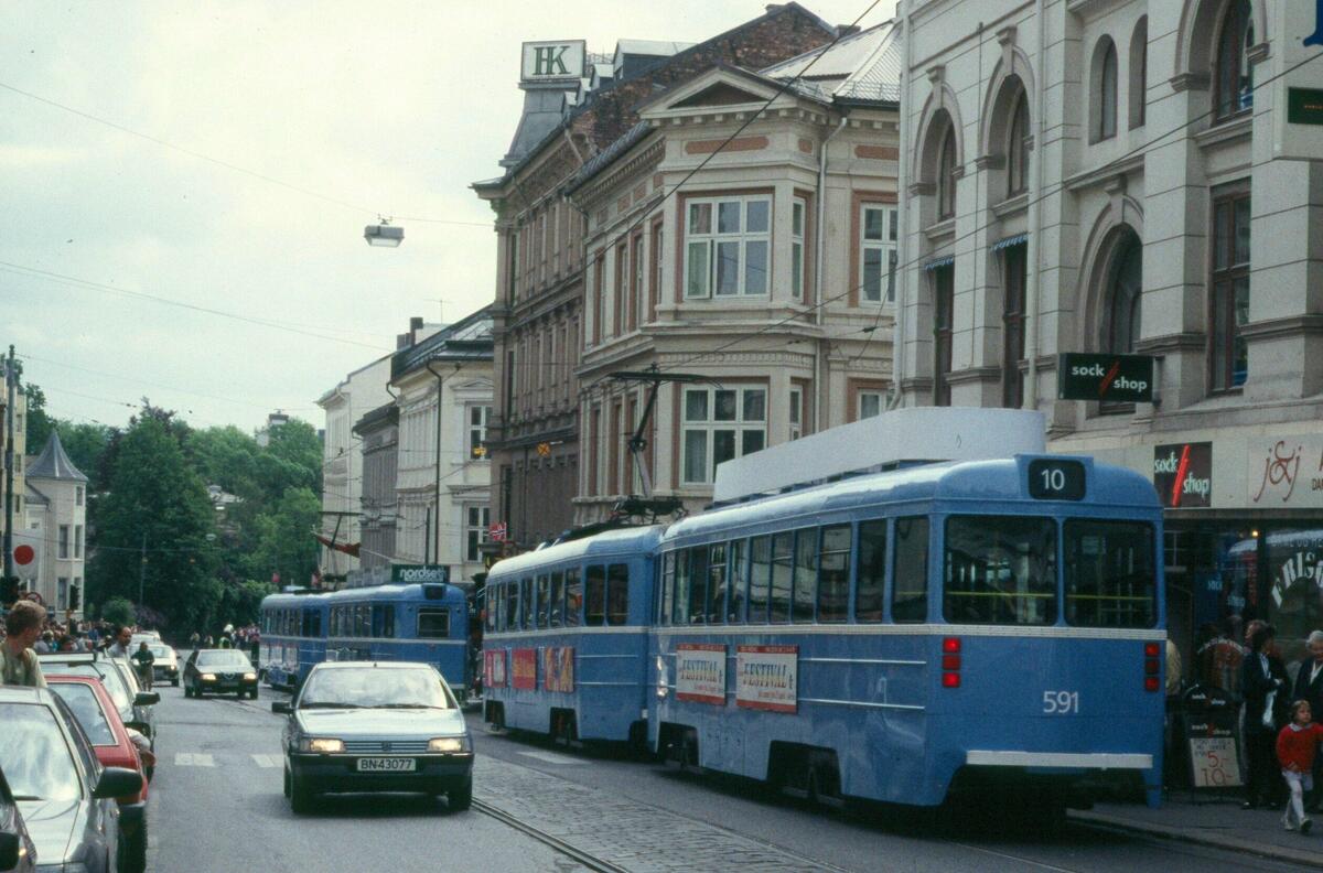 Oslo Sporveier, TBG 591, SN83 271 kjørende i kortesje i 1994.
