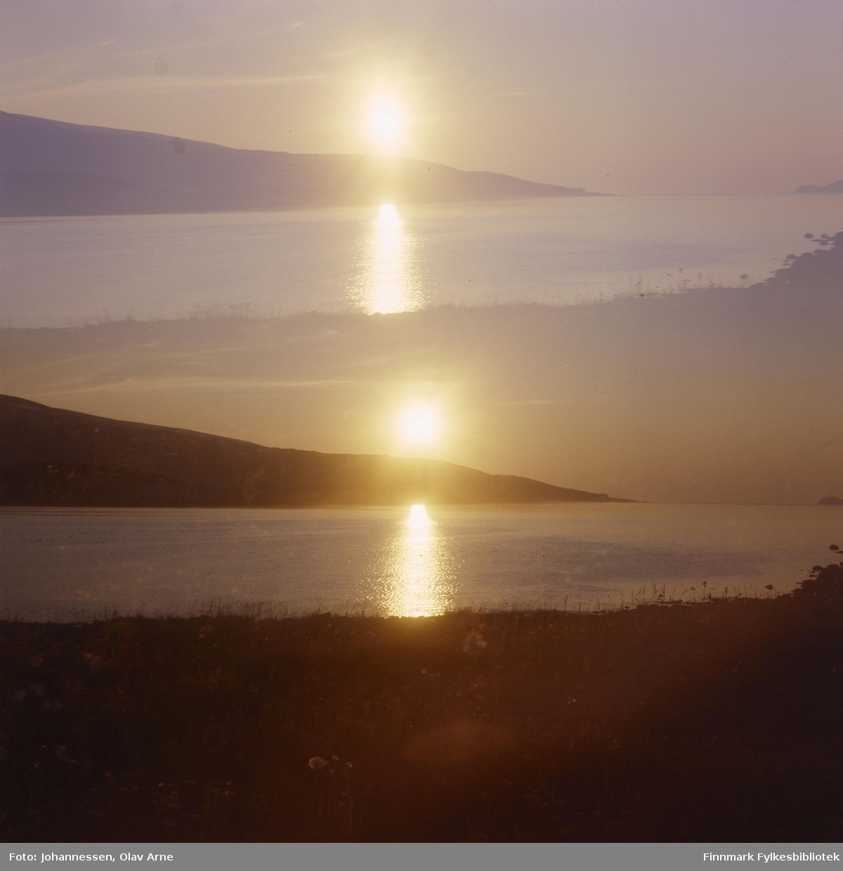 Dobbeleksponert landskapsfoto

Foto av Båtfjorden med Skrånes odden midt i bildet

Foto trolig tatt på 1960/70-tallet