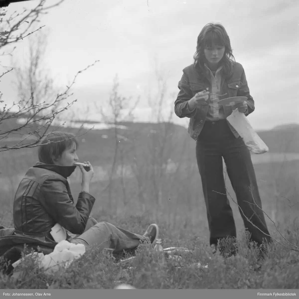 Ukjente ungdom på tur i Finnmark

To tenåringer spiser utendørs