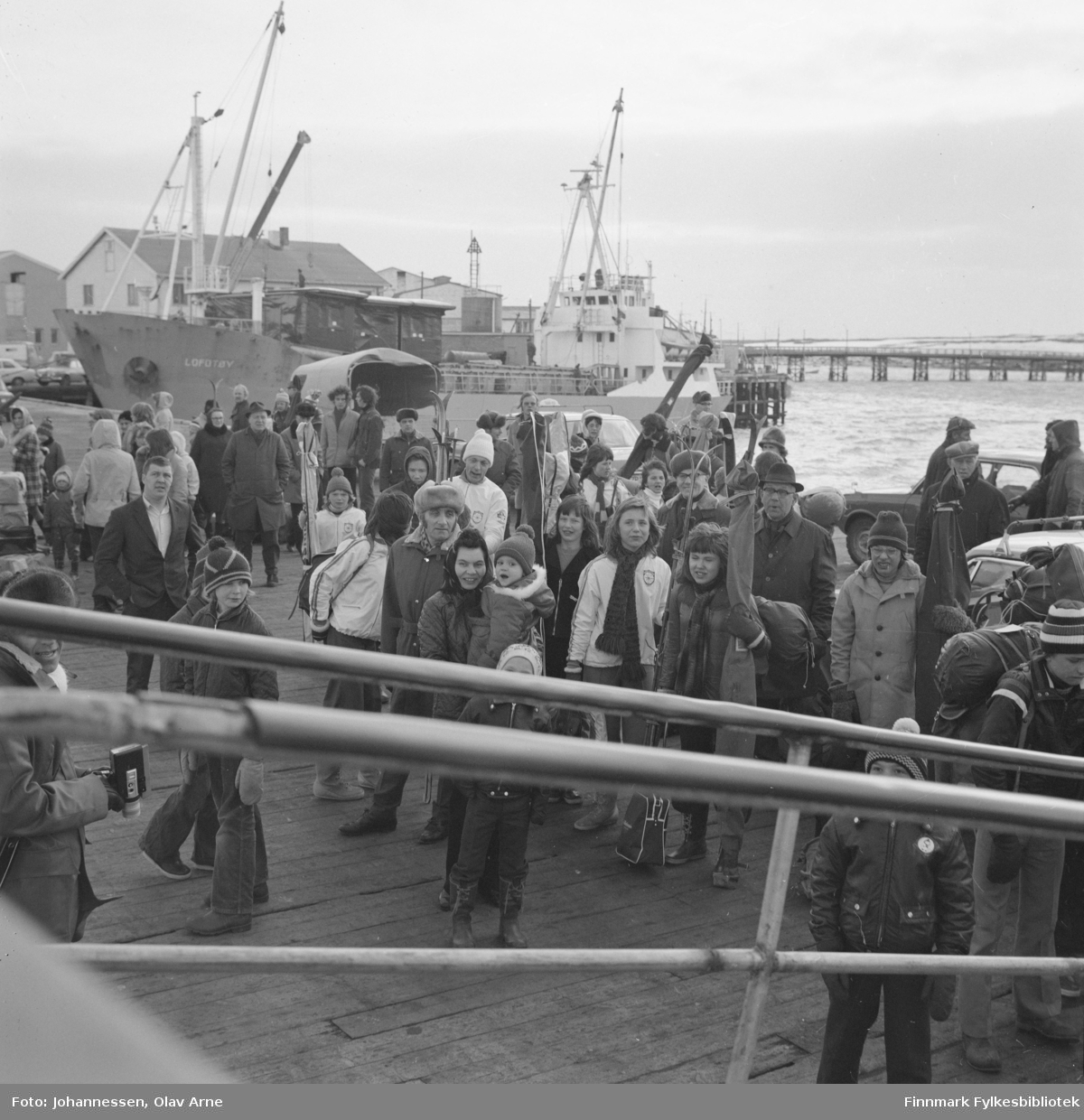 Foto tatt i Svolvær

I bakgrunnen kan man se et skip med navnet "Lofotøy"