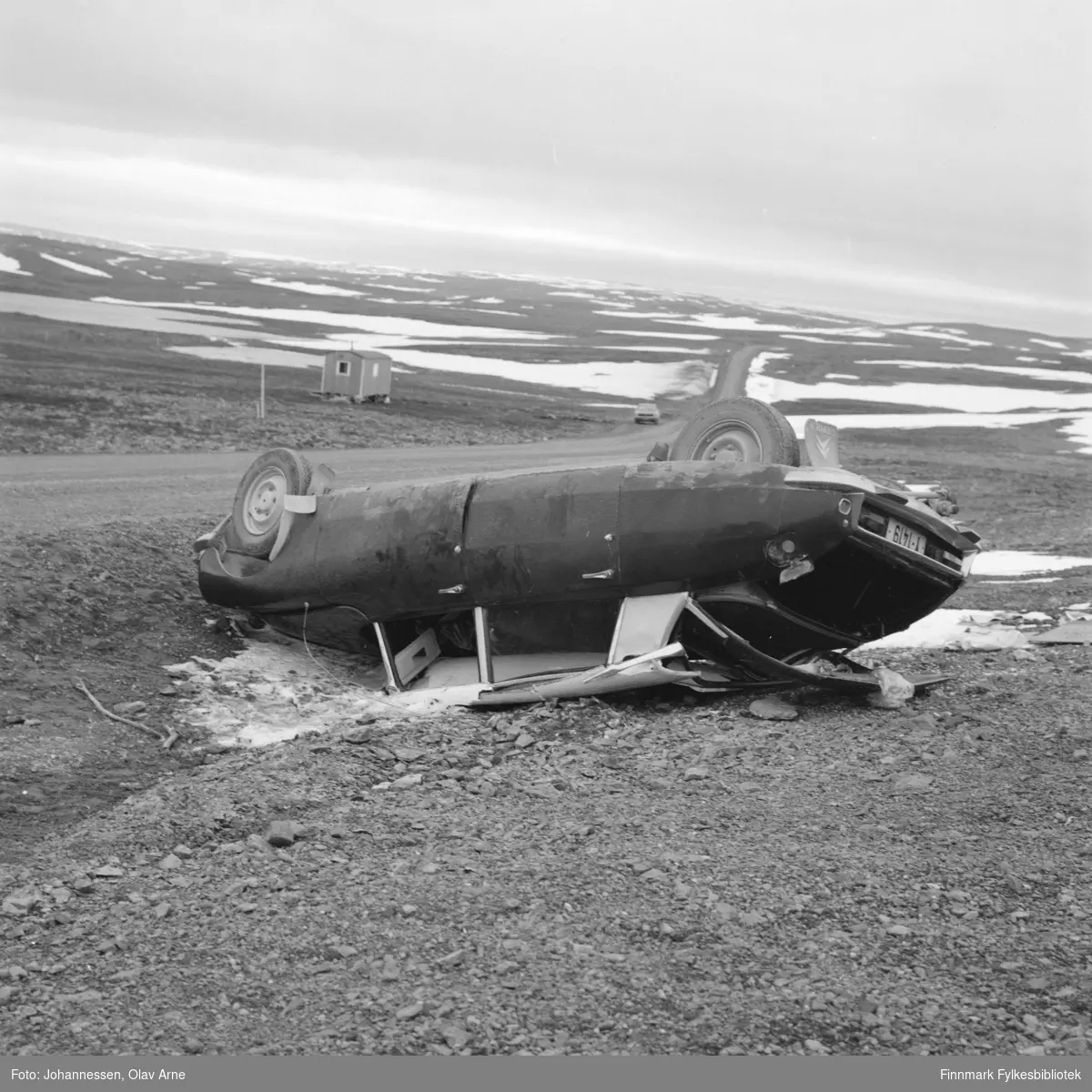 Foto av Citroen DS "Padde" på Båtsfjodfjellet som har skjørt ut av veien, trolig en gang på tidlig 1970-tallet

Bilen har skiltnummer Y-1419  Bilen har skiltnummer Y-1419 og er av merket Citroen