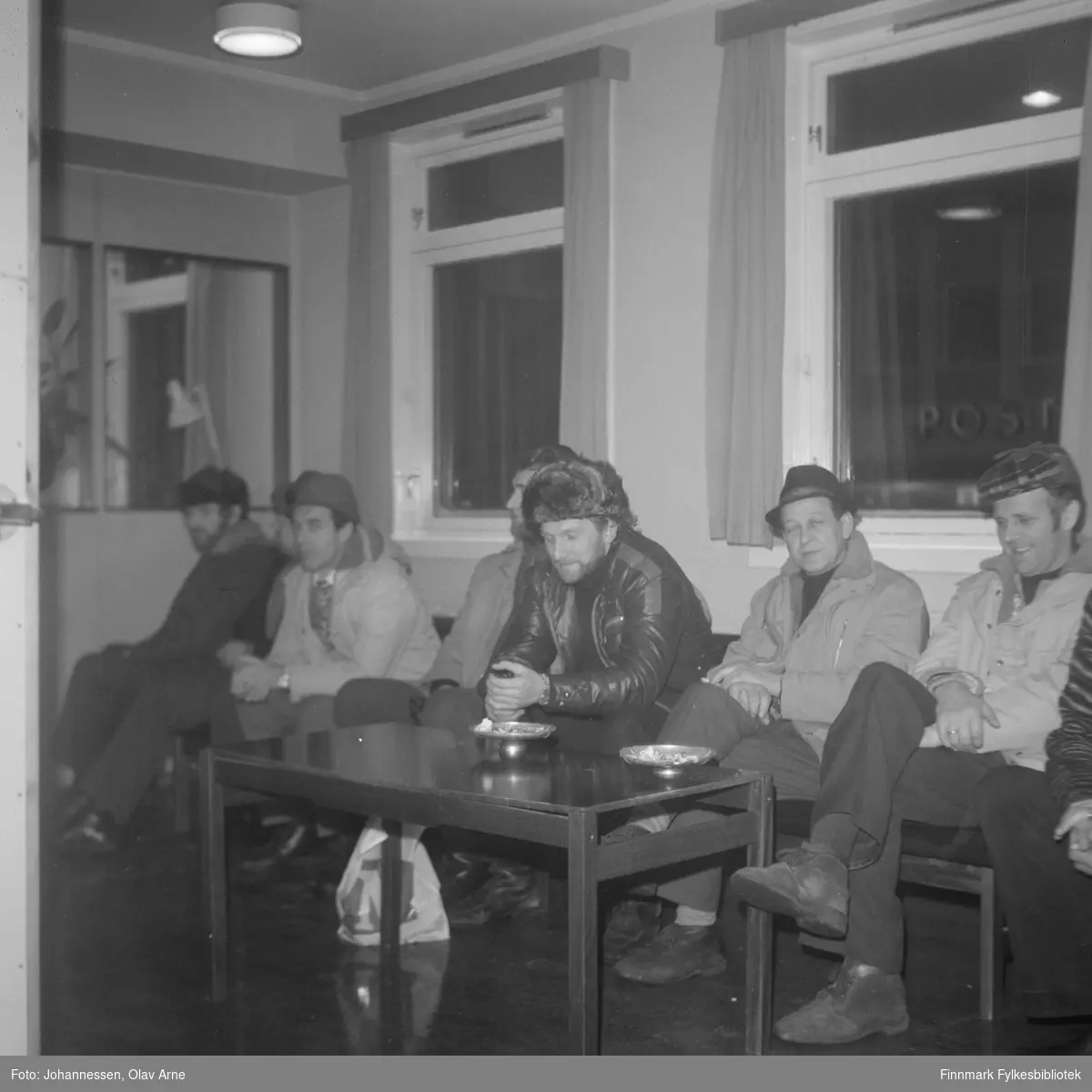 Inne på Telegrafen i Hindberggata 21. Tilreisende som venter på taletid på venterom 

Foto trolig tatt på tidlig 1970-tallet

