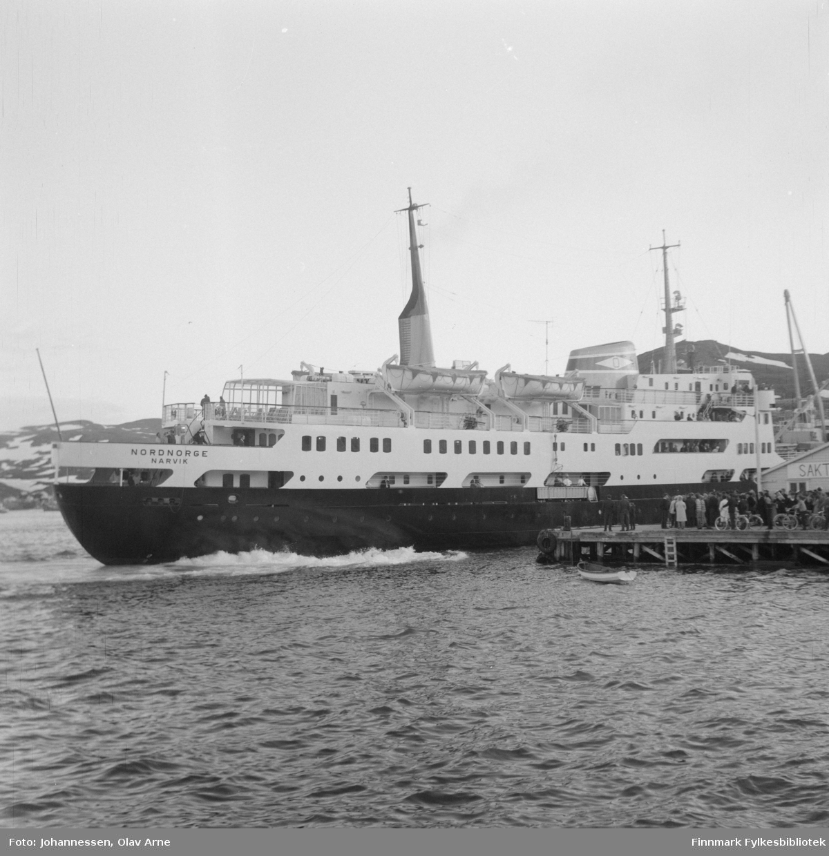 Navnet er "Nordnorge" med Narvik som registreringshavn. Skipet tilhørte Ofotens Dampskibsselskab, og ble bygget ved Akers Mek. Verksted i 1964. Skipet ankommer gamle DS kai i Båtsfjord.
