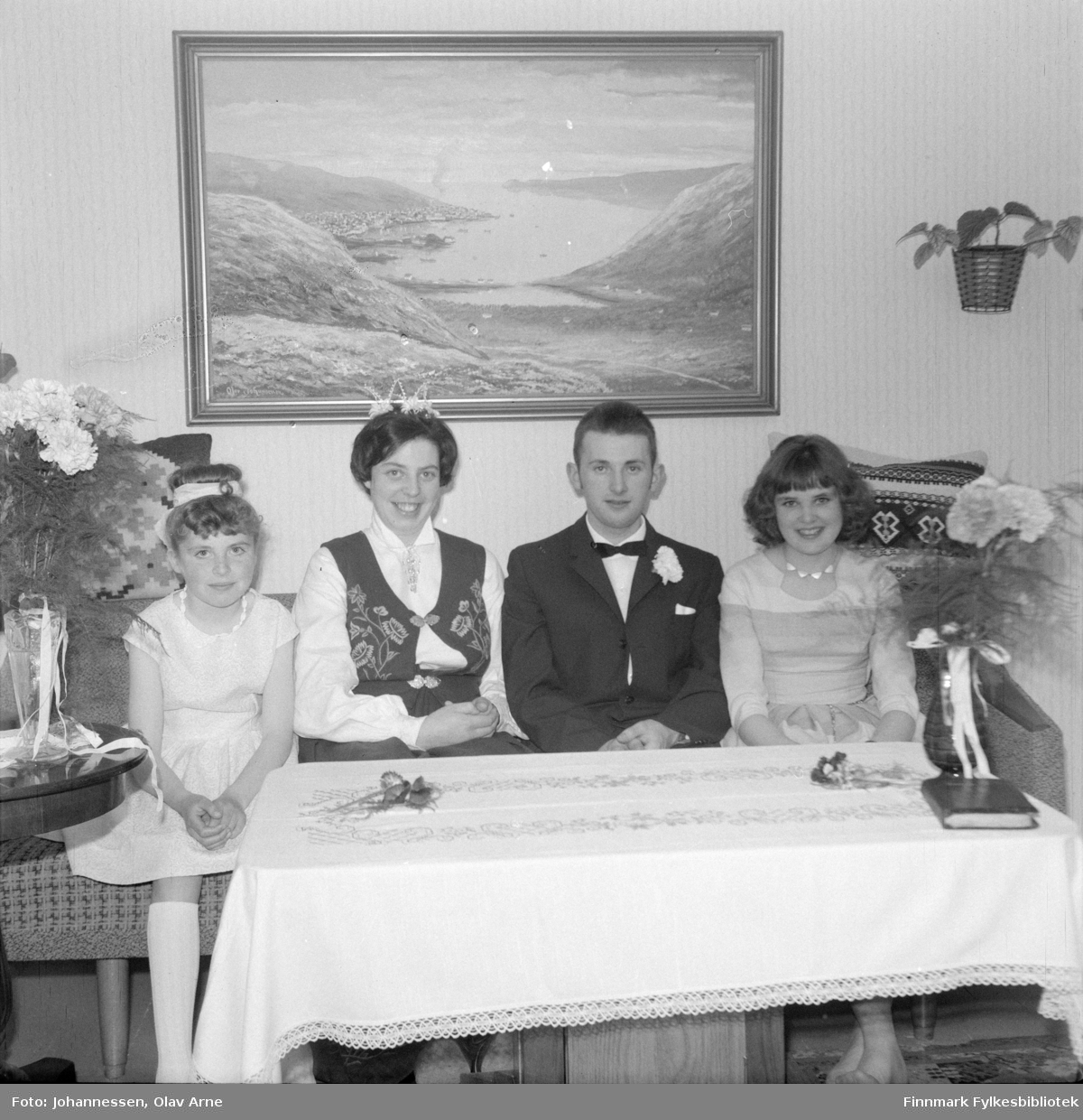 Foto av et brudepar 

Brudeparet i midten er ukjent kvinne og Vidar Olsen

Vidar, sønn til Meyer og Hildur Olsen?

Olav Johannessens bilde på veggen bak. De øvrige er ukjente

Foto trolig tatt på 1960-tallet
