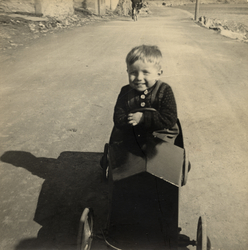 Med lekebilen på Fuglenesveien 1944