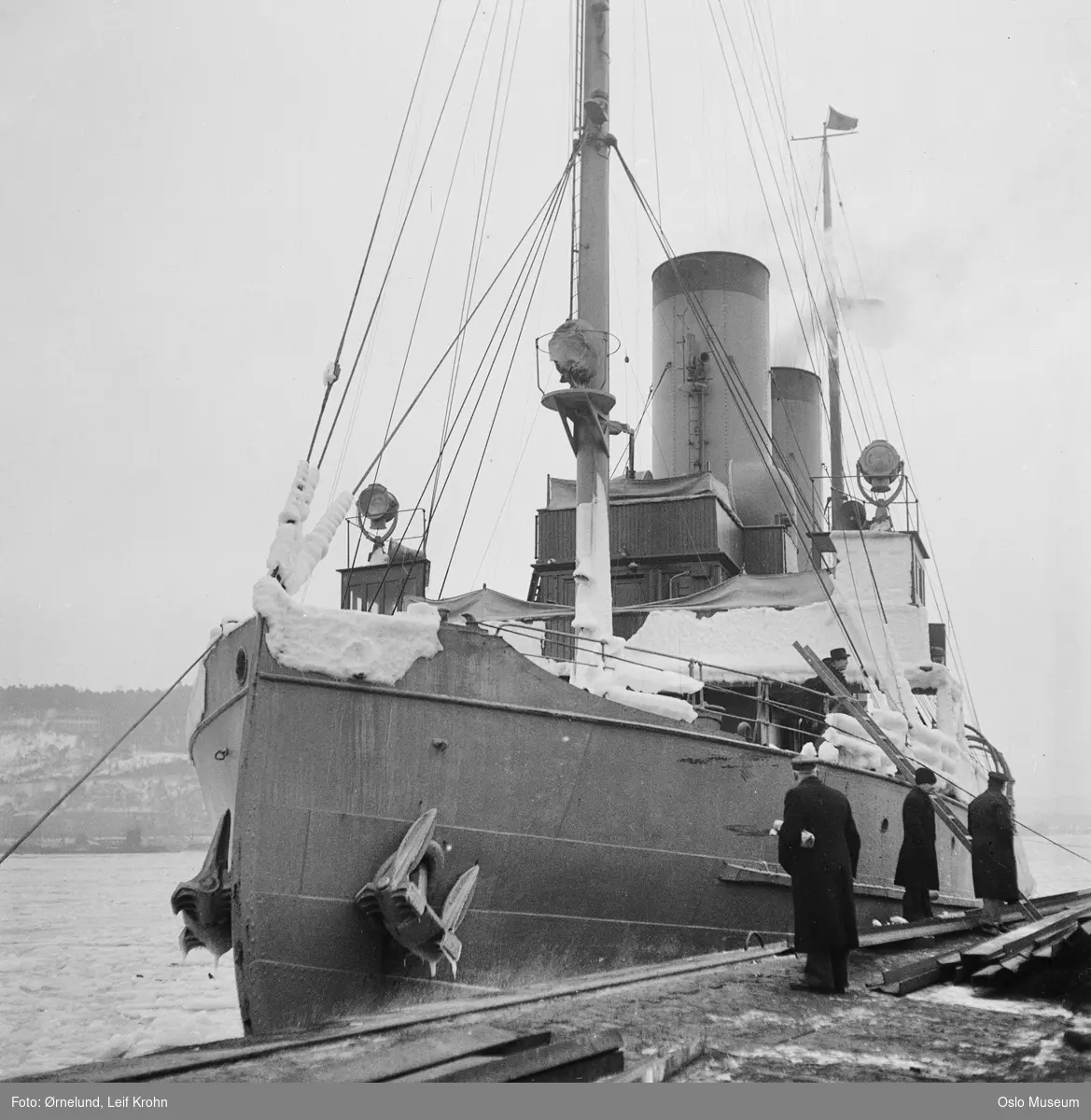 havn, nediset skip, islagt fjord, menn