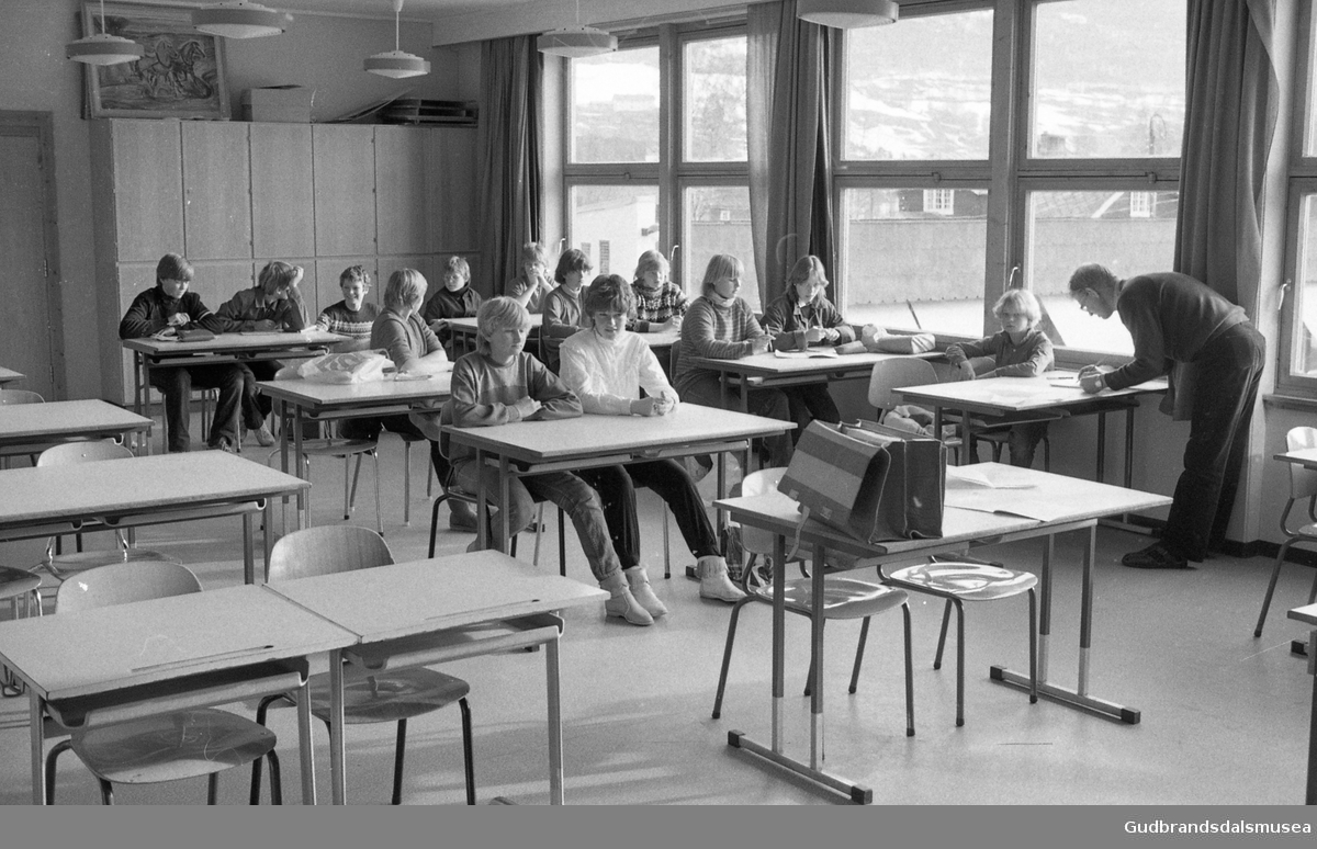 Prekeil'n, skuleavis Vågå ungdomsskule, 1974-84
Leif Andersen-Gott underviser