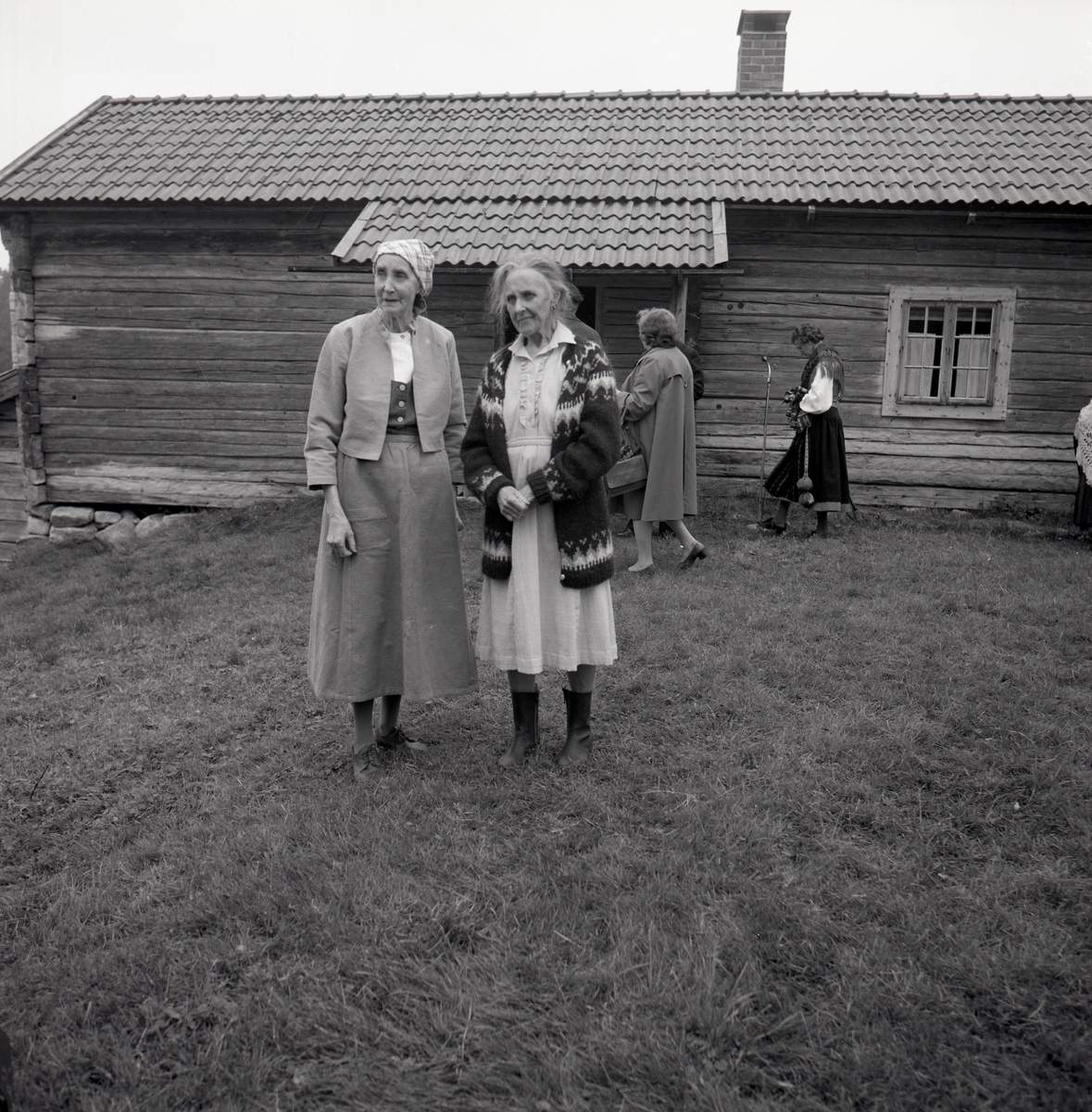 Två kvinnor vid Hälsingekretsens årsmöte på Harsavallen den 3 september 1983.