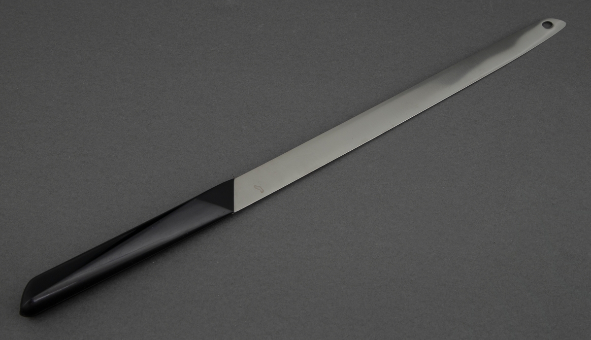 Laksekniv/ Fileteringskniv i rustfritt stål med svart, kantete nylonskaft. Skaftet er festet skrått til bladet. Utstanset oval øverst i knivbladet for oppheng.
