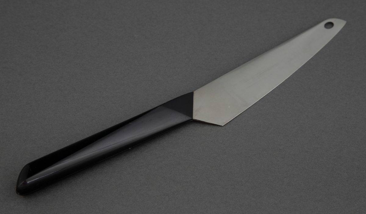 Kjøkkenkniv i rustfritt stål med svart, kantete nylonskaft. Skaftet er festet skrått til bladet. Utstanset oval øverst i knivbladet for oppheng.