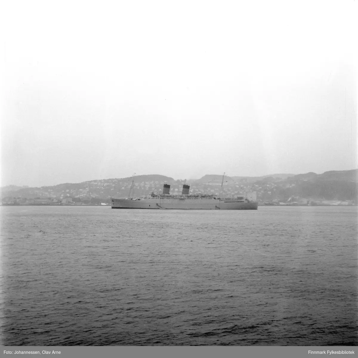 "Mauretania" som tilhørte det engelske rederiet Cunard. Skipet var bygget i 1939 og var i fart fram til høsten 1965. Bildet må være fra sommeren 1965, for det var eneste året "Mauretania" besøkte Norge. Dette bildet er tatt i Trondheim.