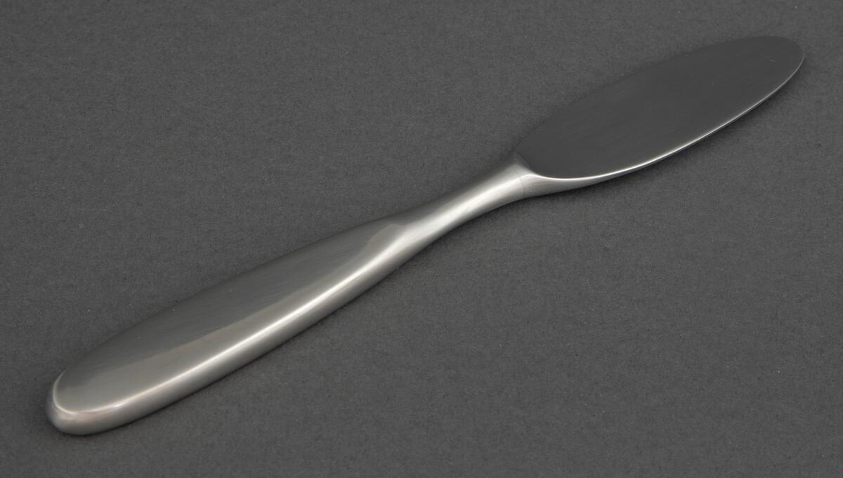Frokostkniv i presset rustfritt stål med smalt, ovalformet knivblad, smal skaftrot og smalt, ovalformet skaft med avrundet ende.