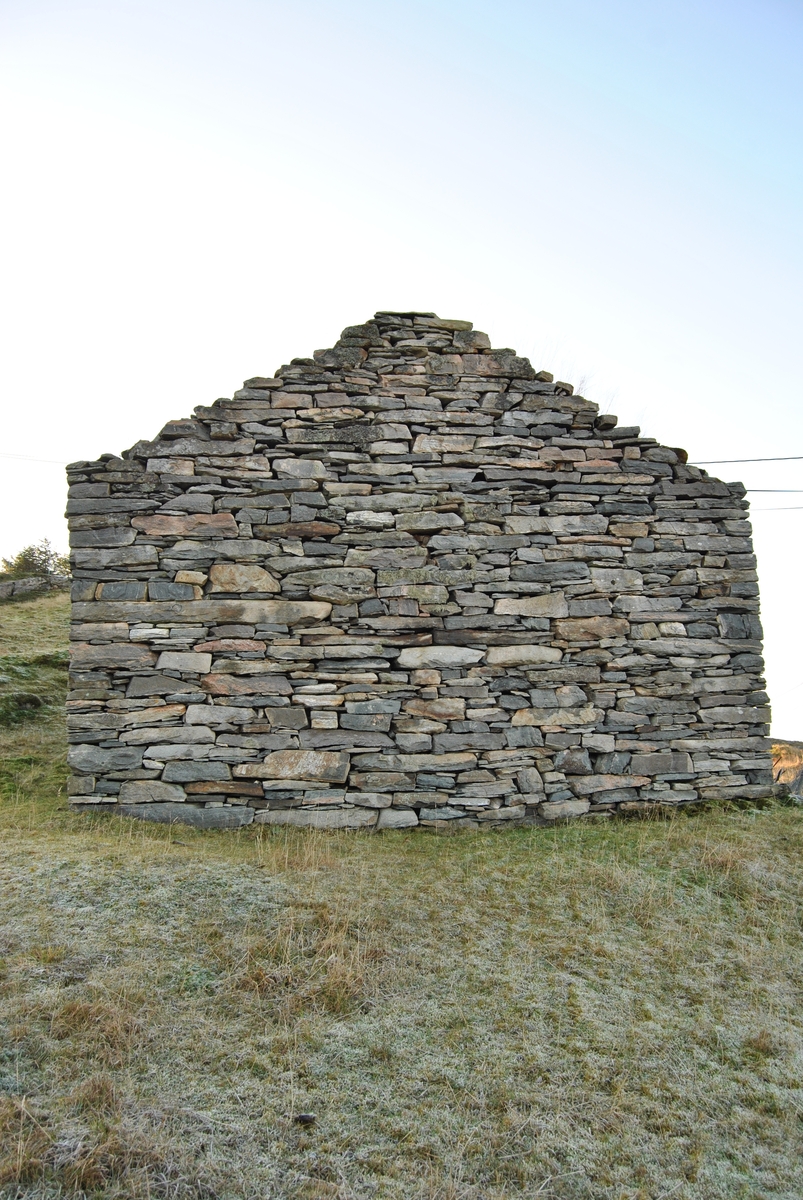 Sauefjøs i stein med torvtak. Bygget viser den nordatlantiske byggeskikken der ein nytta stein som byggematerialar