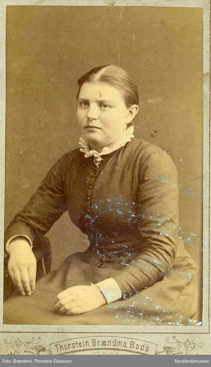 Portrett av Olea Elisabeth Olsen ( f. 1870) fra Steigberget på Engeløya. Gift på Røssøya med Oluf Røst Pedersen.