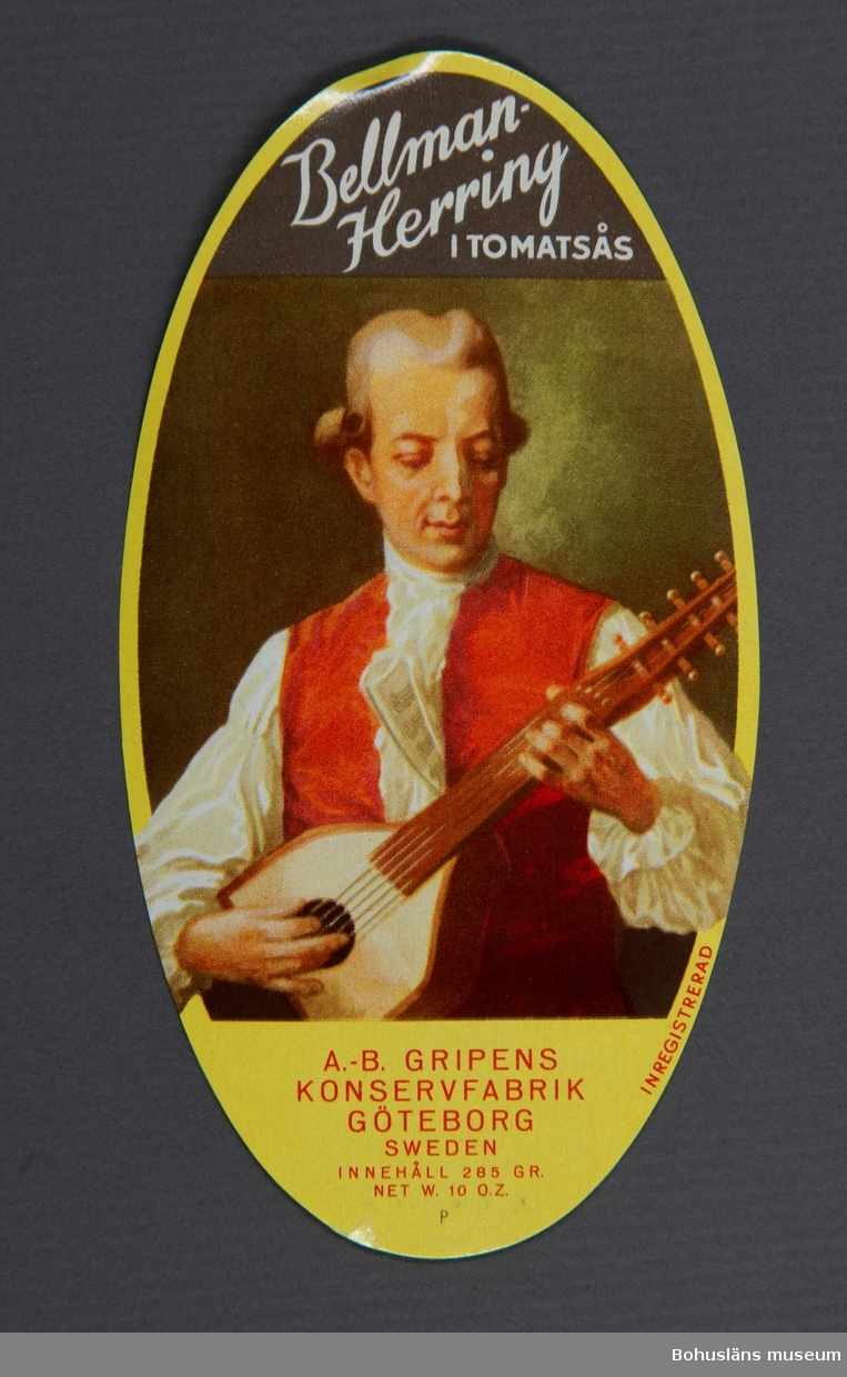 Oval etikett för sillkonserv. 
Motivet är ett försök att kopiera Per Kraffts kända porträtt från 1779 av Carl Michael Bellman iklädd hovdräkt, spelande på en halscittra. 

Bellman-
Herring
I TOMATSÅS
A-B GRIPENS
KONSERVFABRIK
GÖTEBOGR
SWEDEN