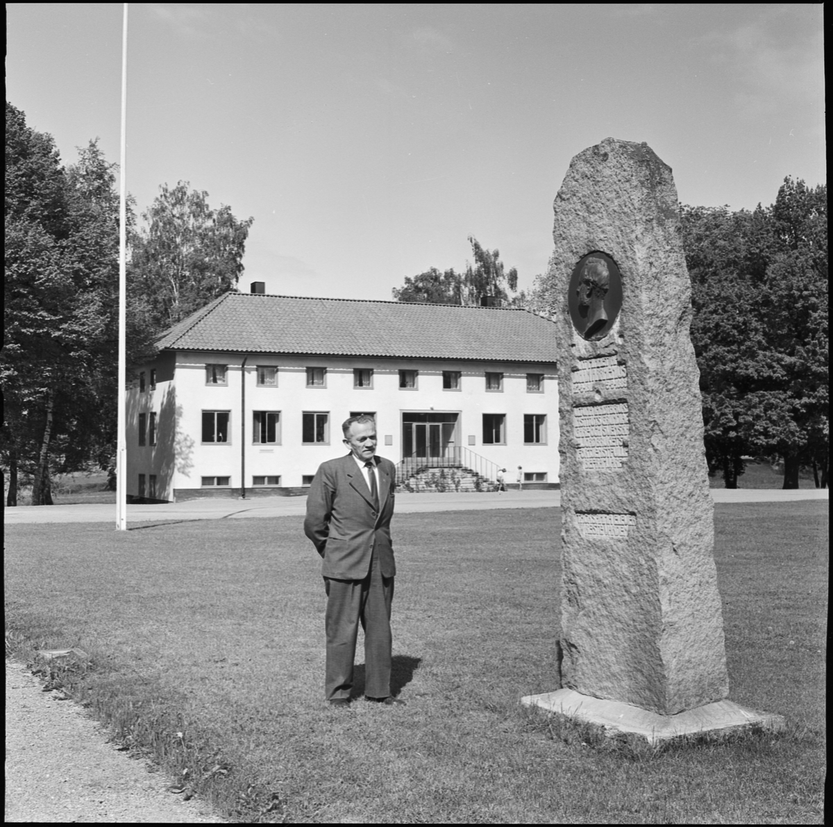 Lantbrukshögskolan, professor Tortensson utanför kansliet, Uppsala 1962