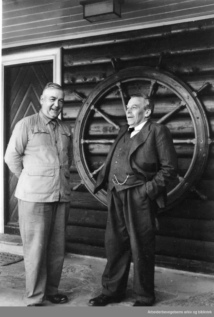 Gunnar Ousland (1877 - 1967). Pressemann, forfatter og politiker. Her med Ingvald S. Andersen (til venstre) på Leangkollen, desember 1950