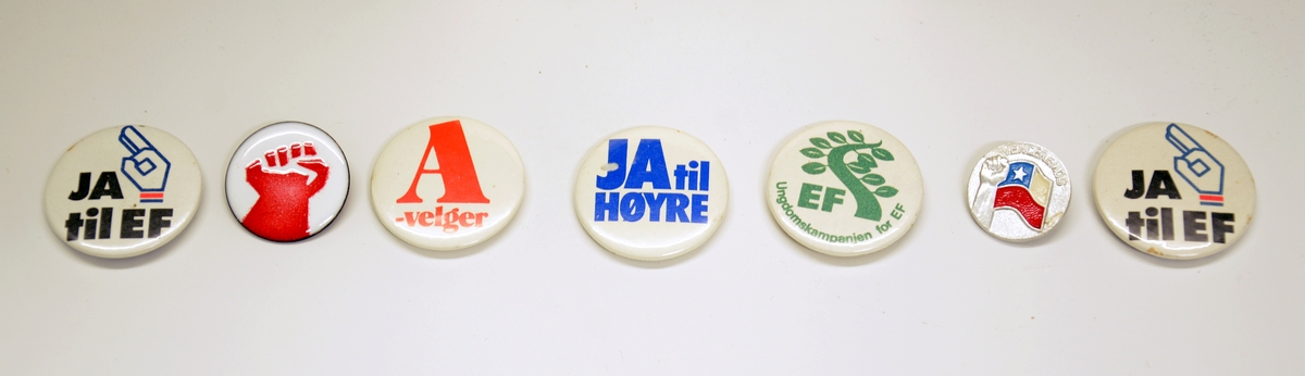 Buttons (jakkemerker) med "Ja til EF"-symboler, "Nei til EF"-symboler, "STEM NEI FOLKEBEVEGELSEN", "Ja til Høyre" og "A-velger" m. fl. Fra EF-kampen 1972. Postkort med "MOT EEC"