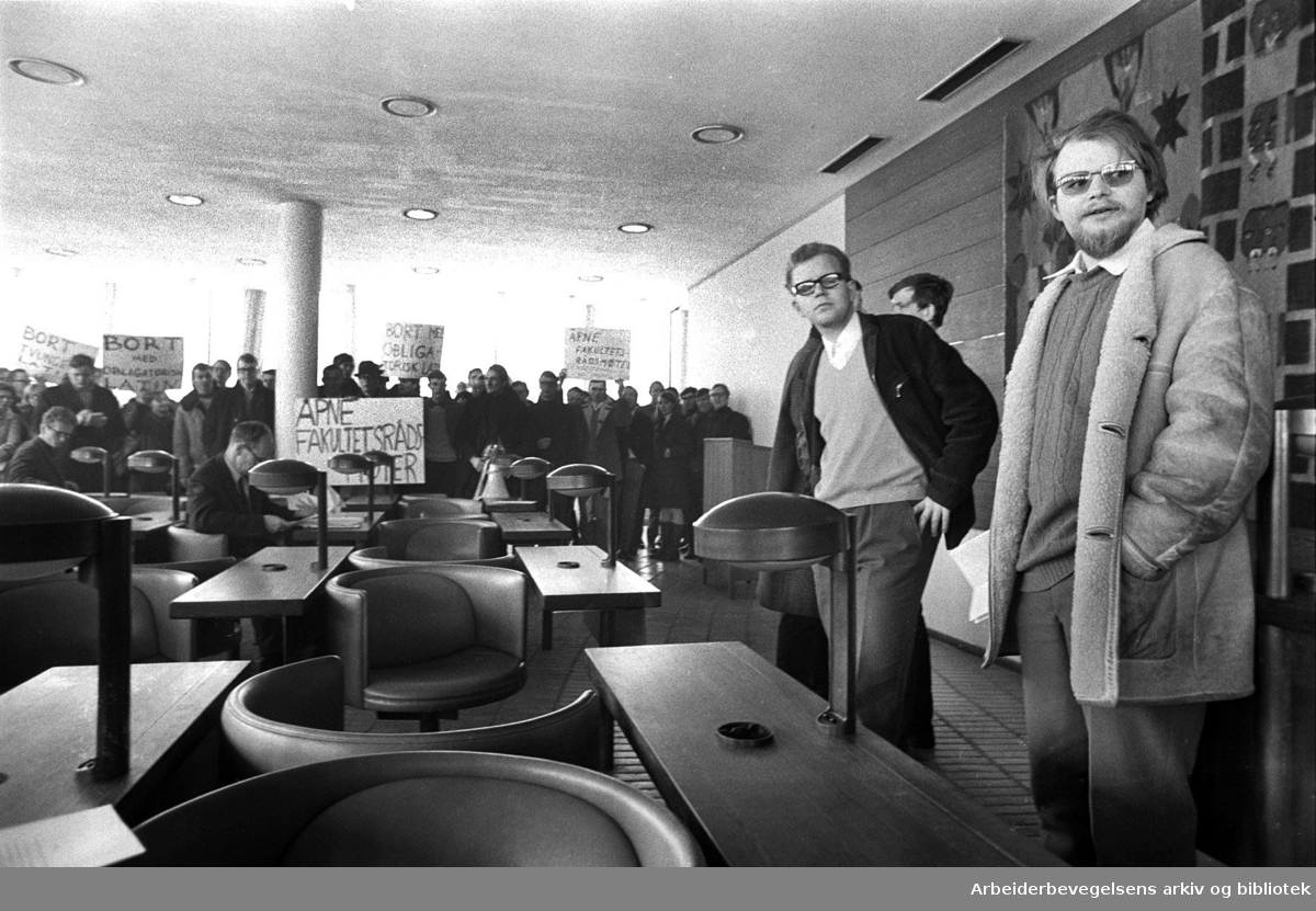 Demonstrerende studenter avbrøt fakultetsrådsmøtet ved Det Historisk-Filosofiske fakultet på Blindern. Thomas Krogh (t.h.) og Helge Høibråten. Mars 1969