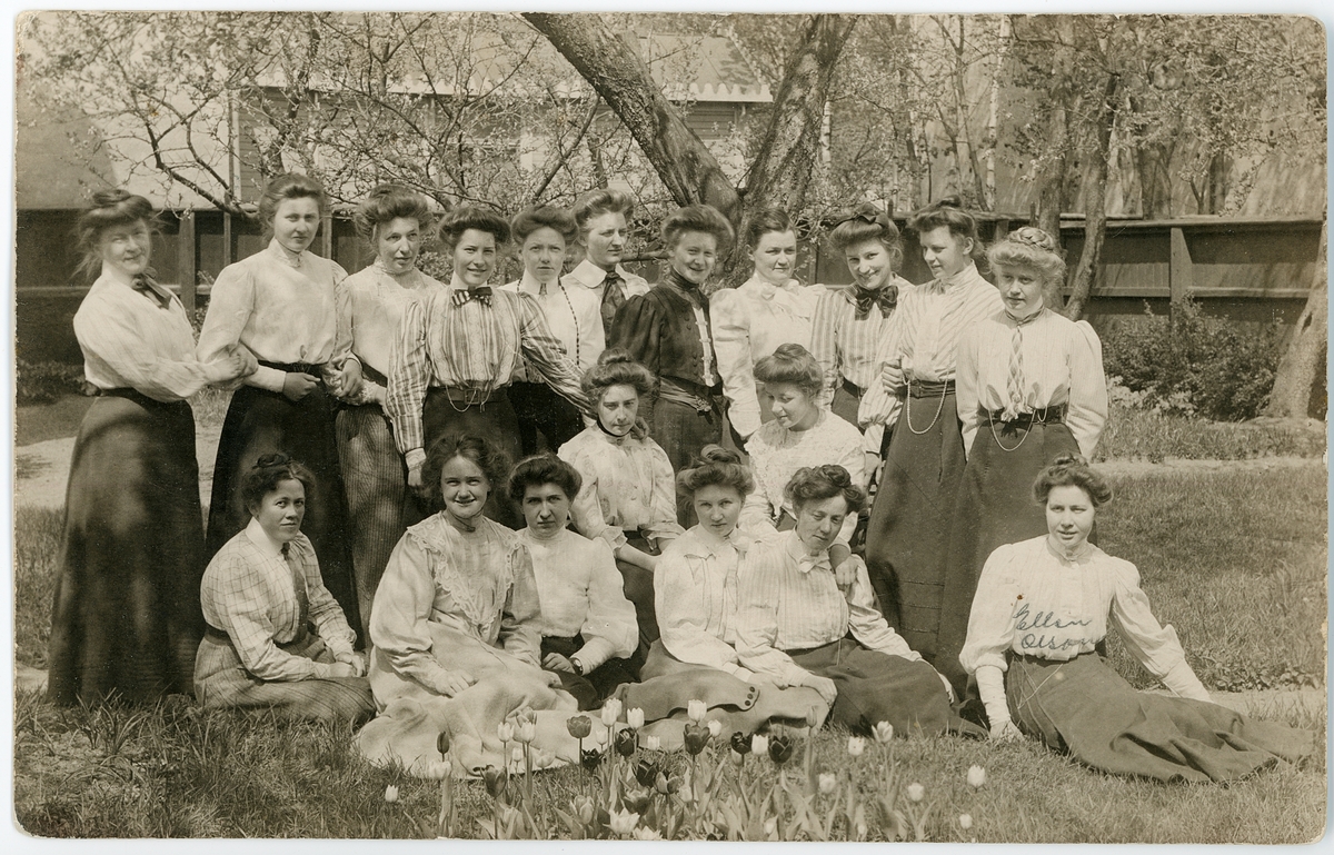 Elever i Fackskolans trädgård, Uppsala våren 1907
