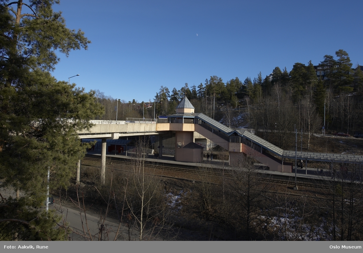 Holmlia stasjon, bro, trapp, perrong, sporområde, vei, skog