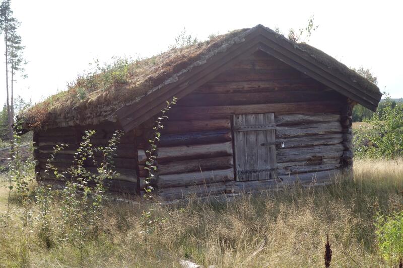 Bildet viser et laftet hus
