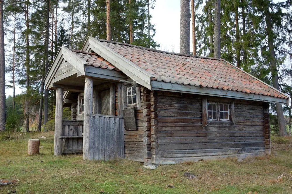 Bildet viser et laftet hus