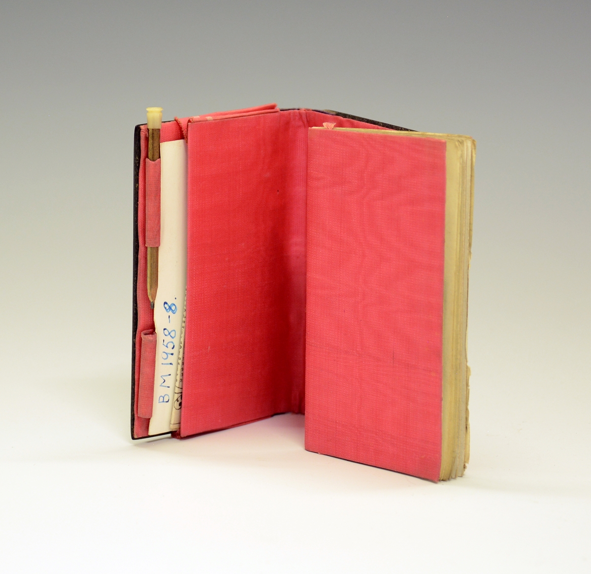 Notatbok med blyant og kalender for 1850. Fra protokollen: Dagbok, kjøpt i Frankrike 1850 av frk. Benedicte Plesner. Med stive, svarte permer med gullrand som er vekk på langsidene.