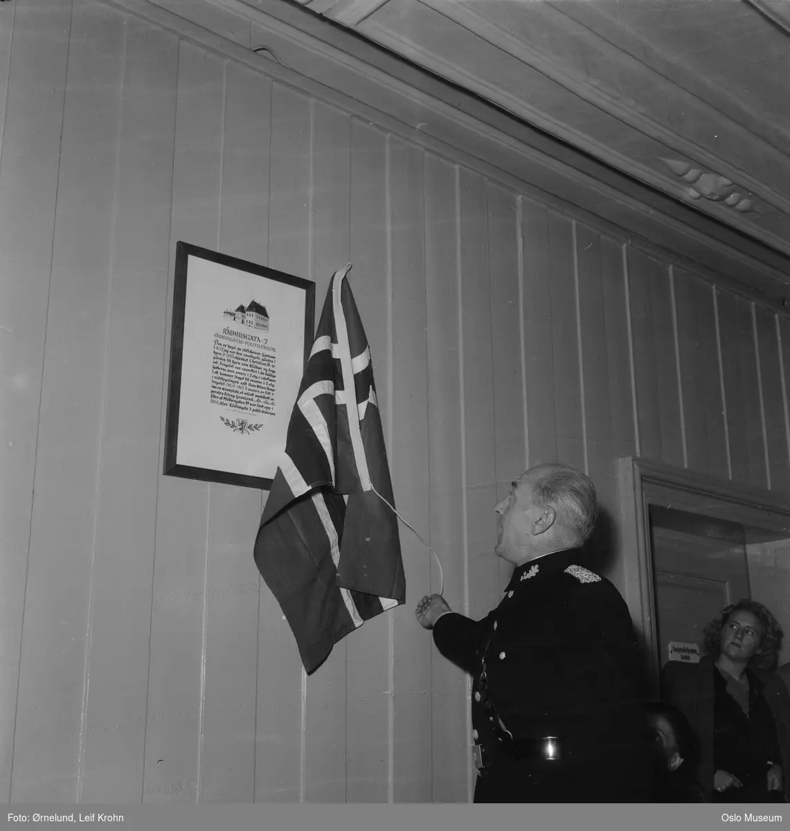 Rådhusgaten politistasjon, avduking av 300-årsjubileumstavle mann, flagg