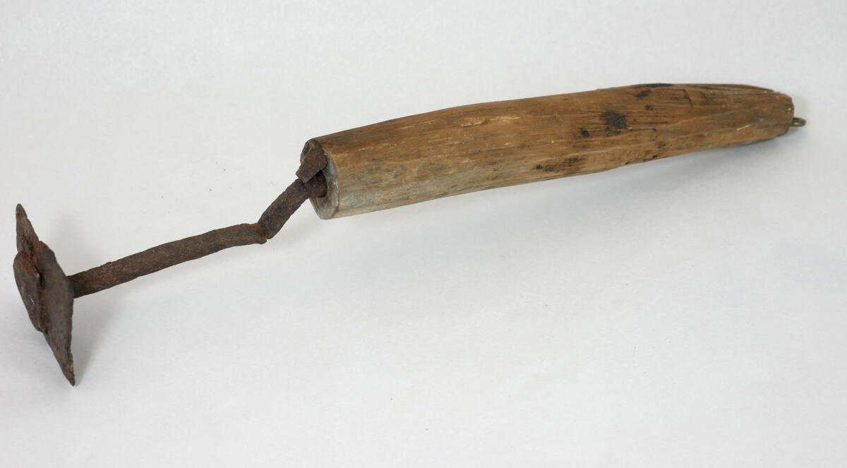 2 baatskraper (8287 - 88).

To baatskraper av jern med træskaft. Alm. type.

Gave fra husmand Ole M. Pladsen, Amble.