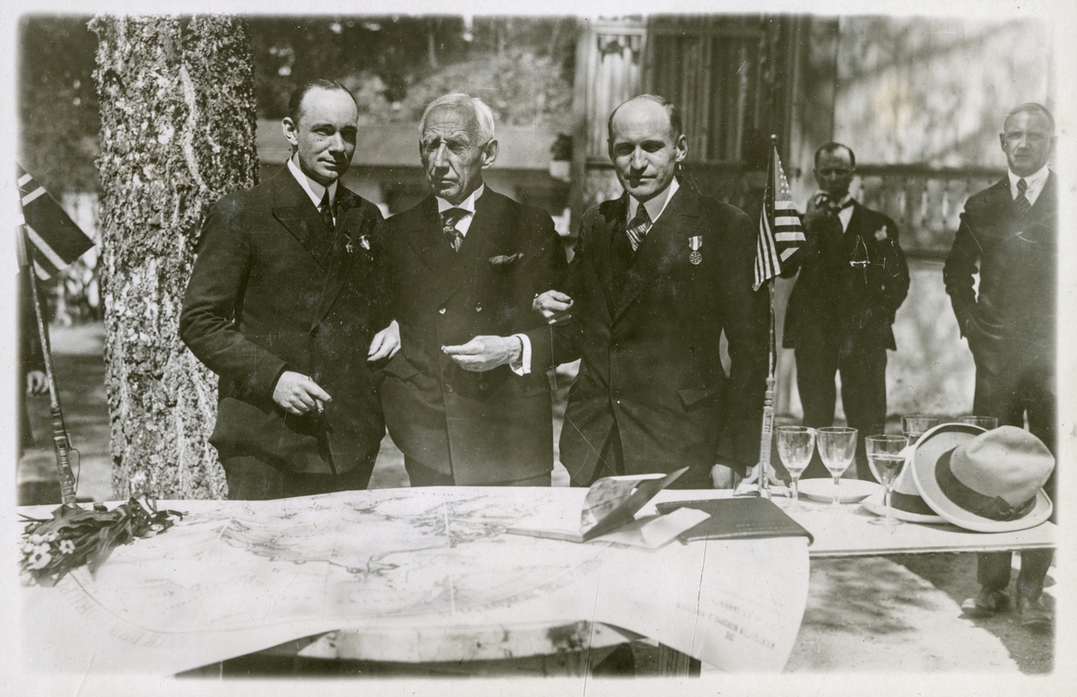 Wilkins og Eyolfsen arm i arm med Amundsen  - Wilkins og Eyolfsen hos Amundsen på Svartskog - 24. mai 1928.