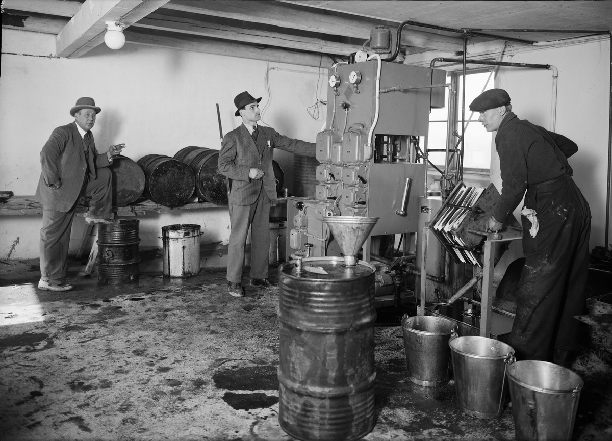 Tre män i en industrilokal, Uppsala 1945