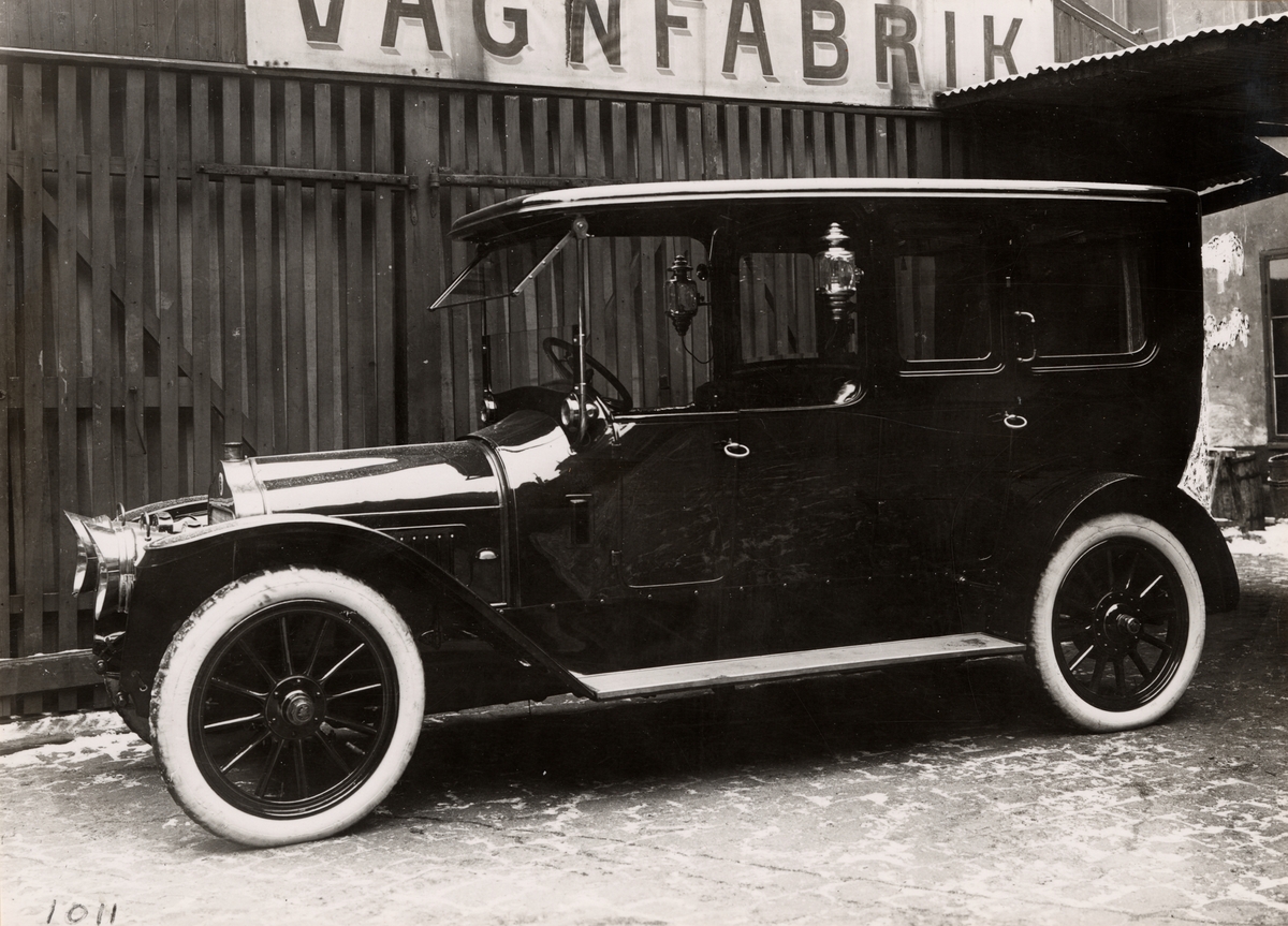 Automobil med karosseri tillverkat vid AB Stockholms Vagn- och Karosserifabrik. Minerva.