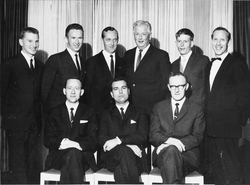 Gruppeportrett av ni menn, sannsynligvis KMV-ansatte.