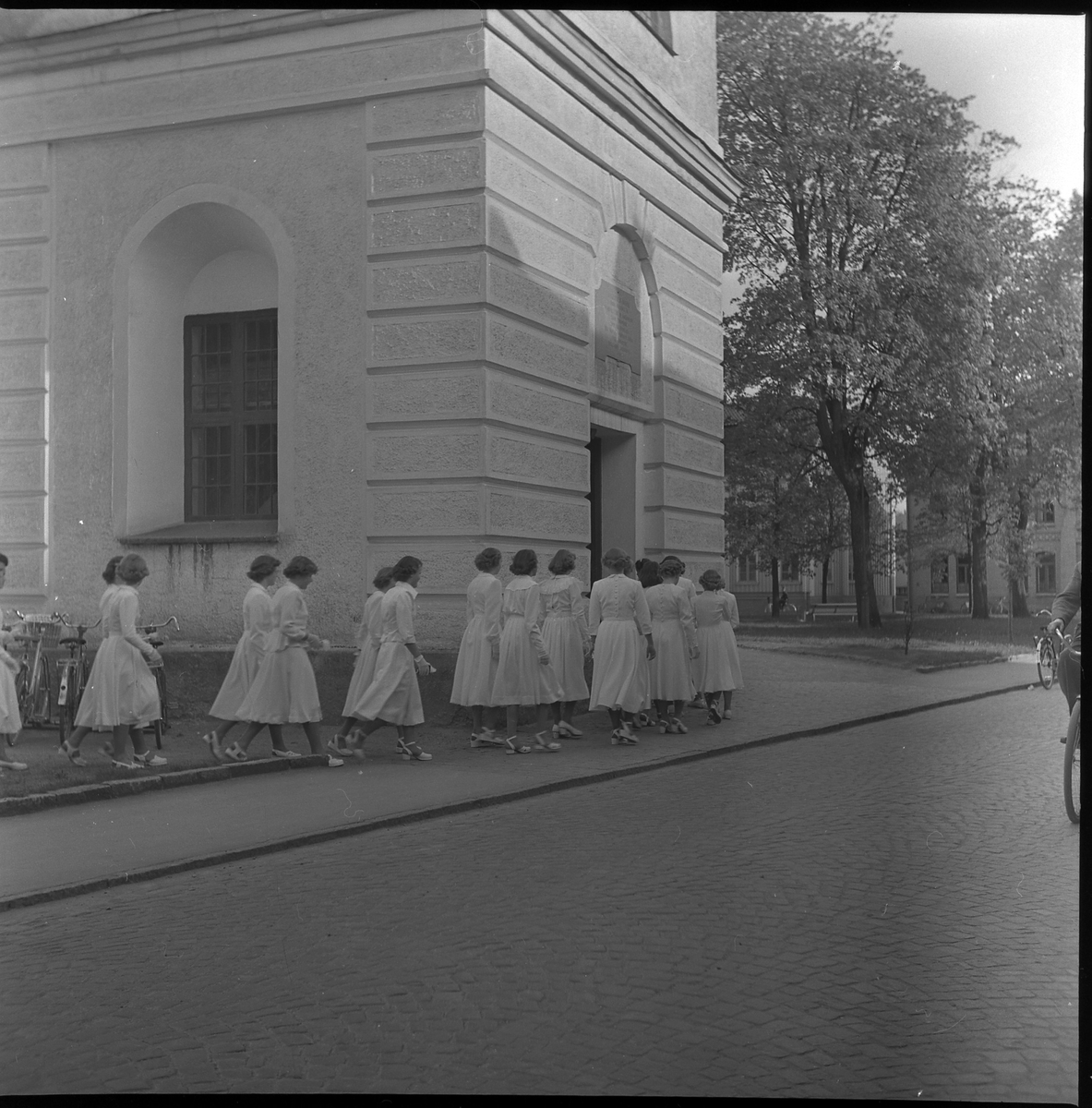 Konfirmander på väg in i Christinae kyrka, maj 1950.
