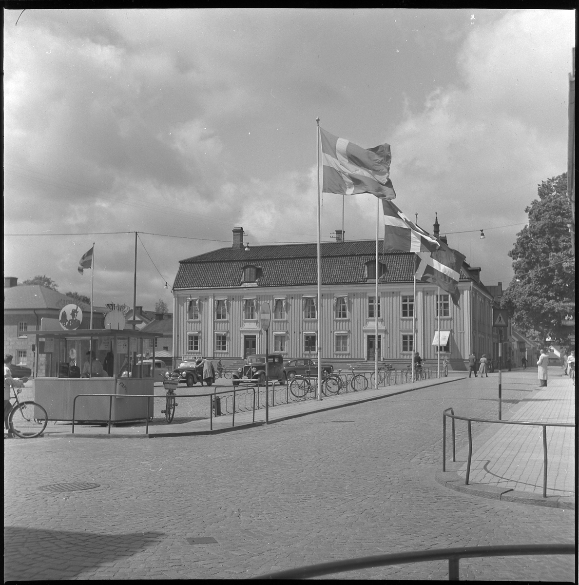 Stora torget med Tyrol-glasskiosk och Rådhuset, 4 juni 1950. - Alingsås ...