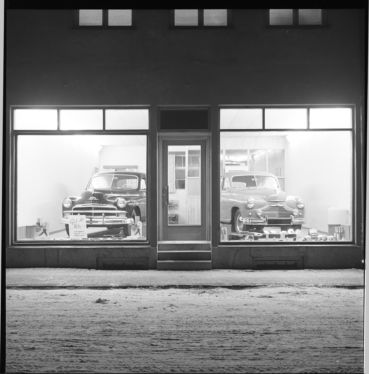 Skyltfönster tillhörande ATO motor på Östra Kyrkogatan, kv Gustaf, dec 1950