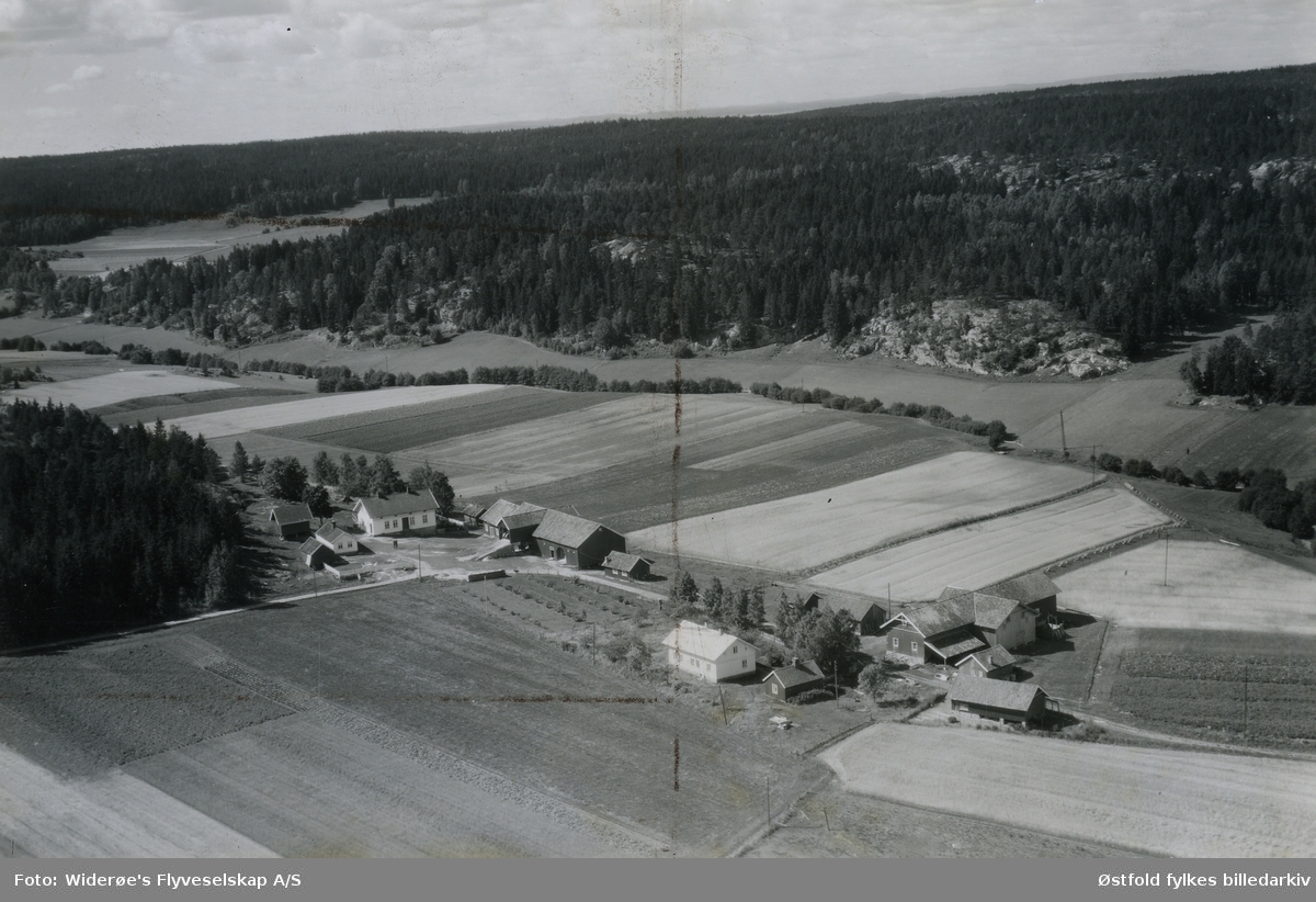 Flyfoto fra Ørmen, vestre 8 og 4 / 7, 6, 1 1949 i Onsøy.