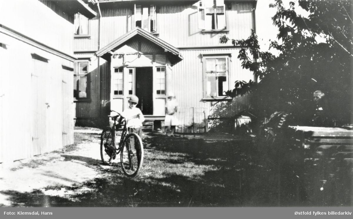Huset er bygd i 1908, eierne flyttet inn i 1909. Eierne var Hans og Nanna Klemsdal, foreldre til eier av bildet. Med sykkel Johannes Klemsdal, bak ved trappa Inger Klemsdal, huseiernes barn.