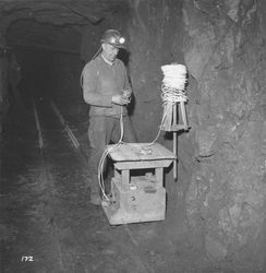 Alfred Berg klargjør lunter for salve i Wallenberg gruve.