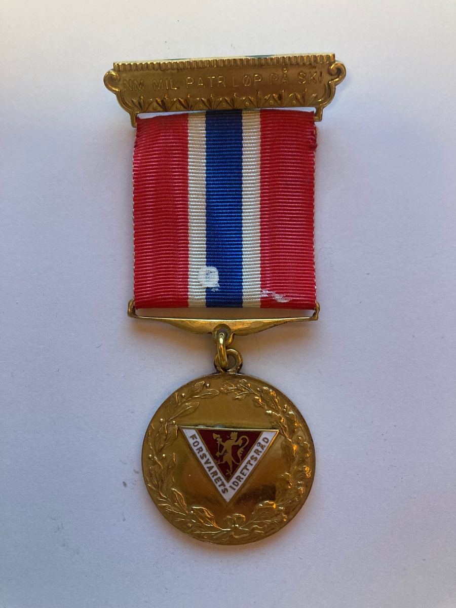 Logoen til Forsvaret er på forsiden av medaljen. 