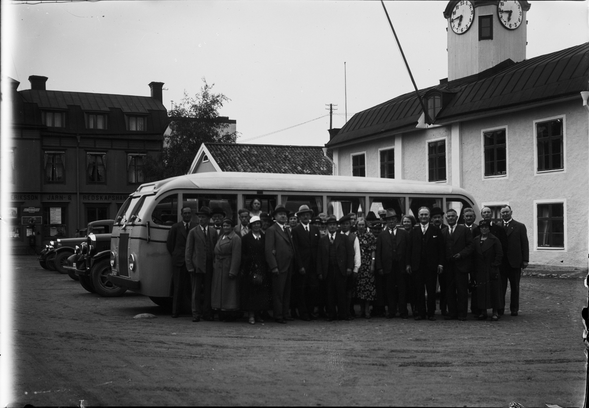 Resenärer vid buss på Rådhustorget, Östhammar, Uppland