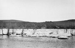 Isgang i Glomma våren 1934. Fotografiet skal være tatt i Mid