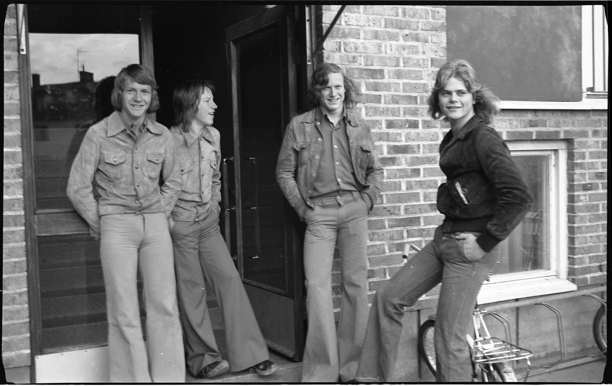 Från vänster: Benny Eliasson, Peter Nilsson, Janne Nilsson, C-G Johansson står utanför porten på Jungmansgatan 1 D, kv Jungmannen.